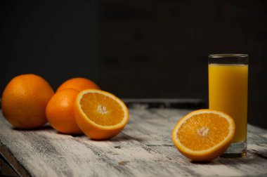 Turuncu meyve kesme ve ahşap masa arka plan üzerine portakal suyu,