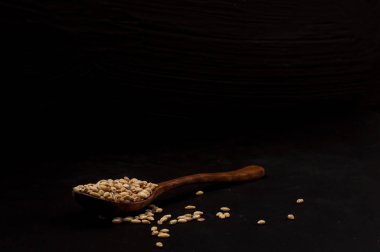 Pearl arpa veya buğday tam tahıl şu siyah arka plan üzerine dök. Tarım Gıda ham tohum.