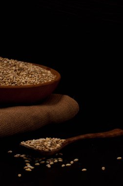 Pearl arpa veya buğday tam tahıl şu siyah arka plan üzerine dök. Tarım Gıda ham tohum.