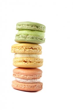 Beyaz arka planda izole edilmiş pasta ya da badem kurabiyesi, tatlı ve renkli tatlı.