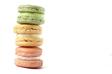 Beyaz arka planda izole edilmiş pasta ya da badem kurabiyesi, tatlı ve renkli tatlı.