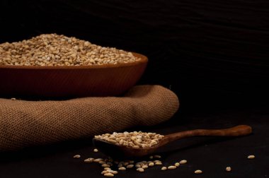 Pearl arpa veya buğday tam tahıl şu siyah arka plan üzerine dök. Tarım Gıda ham tohum.