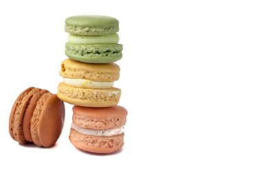 Beyaz arka planda izole edilmiş pasta ya da badem kurabiyesi, tatlı ve renkli tatlı.