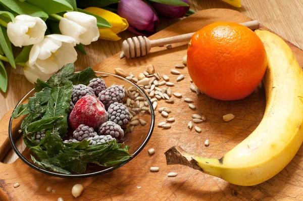 muz, portakal, dondurulmuş çilek böğürtlen ve tohum canlı smoothie maddeler arka planda