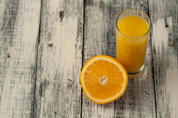Turuncu meyve kesme ve ahşap masa arka plan üzerine portakal suyu,