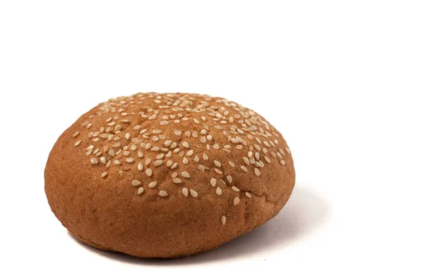 Beyaz bir arka plan üzerinde izole susam ile hamburger topuz — Stok fotoğraf