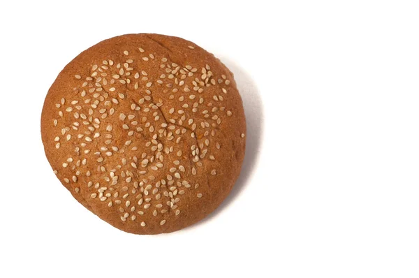Pão de hambúrguer com sementes de gergelim isoladas em um fundo branco — Fotografia de Stock