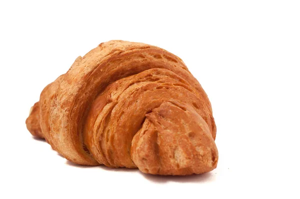 Croissant fresco e saboroso sobre fundo branco isolado — Fotografia de Stock