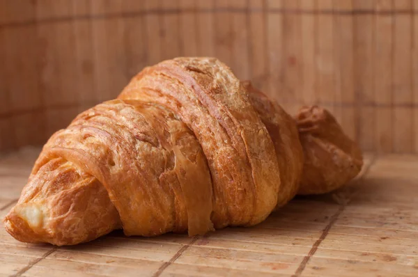 Arka plan üzerinde lezzetli ay çöreği