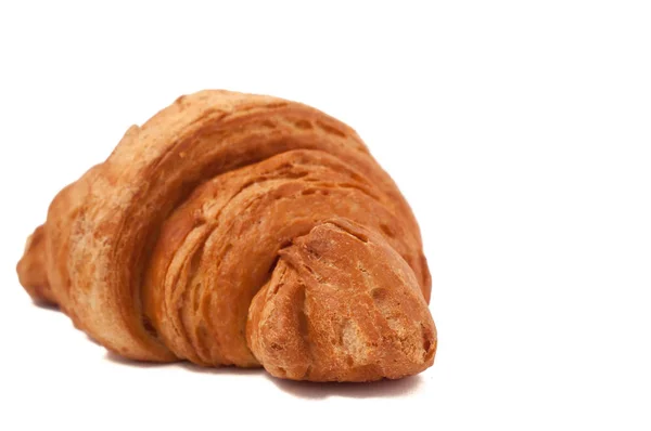 Vers en smakelijk croissantje op geïsoleerde witte achtergrond — Stockfoto