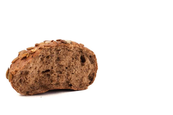 Redondo um pão com sementes de abóbora em que é isolado em um fundo branco — Fotografia de Stock