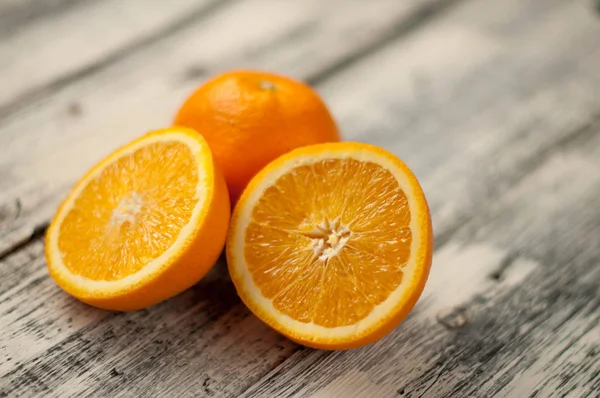 Fruta laranja em fundo de mesa de madeira, close-up, horizontal — Fotografia de Stock