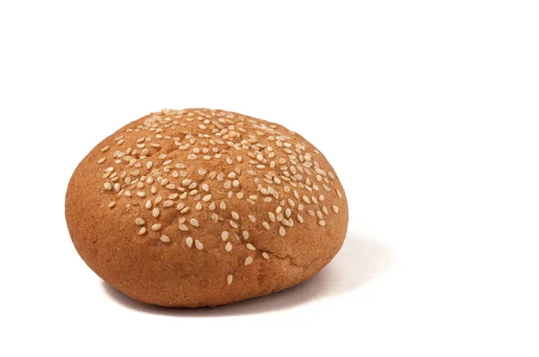 Hamburgare bulle med sesamfrön isolerad på en vit bakgrund — Stockfoto