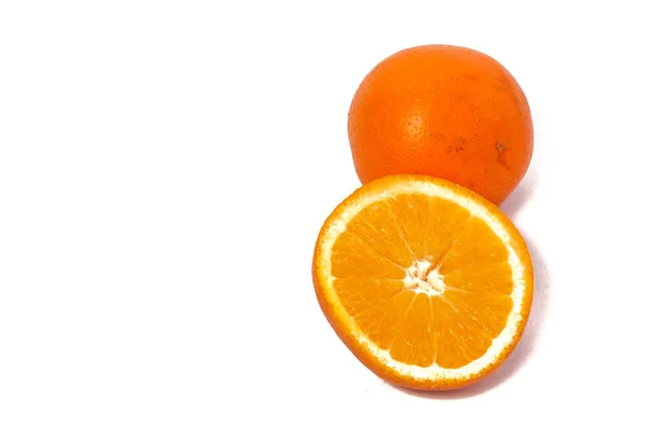 Frutto arancio isolato su sfondo bianco — Foto Stock