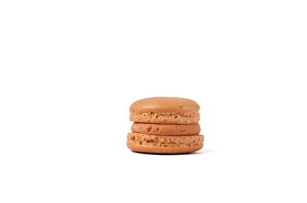 Macaron marrom saboroso isolado em branco — Fotografia de Stock