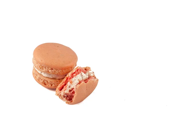 Gebroken vers roze macarons met zachte crème binnen, geïsoleerd — Stockfoto