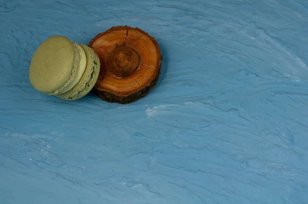 Delicioso macaron bolo multicolorido ou macaroon no fundo azul — Fotografia de Stock