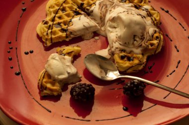 Çilek (kuş üzümü, çilek) ve dondurma ile Belçika waffle