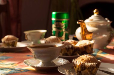 bir bardak çay ile yulaf gevreği ile ev yapımı kurabiye