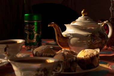 bir bardak çay ile yulaf gevreği ile ev yapımı kurabiye