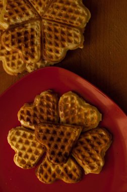 plaka beyaz zemin üzerine pişmiş gözleme