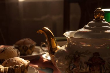 bir bardak çay ile yulaf gevreği ile ev yapımı kurabiye