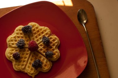 yaban mersini ile lezzetli waffle