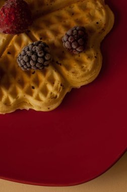 yaban mersini ile lezzetli waffle