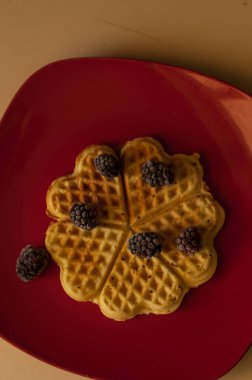 yaban mersini ile lezzetli waffle