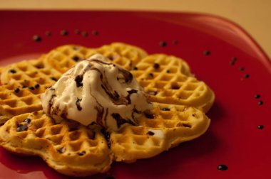 Çilek (kuş üzümü, çilek) ve dondurma ile Belçika waffle