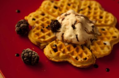 Çilek (kuş üzümü, çilek) ve dondurma ile Belçika waffle