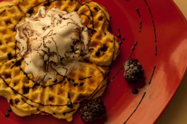 Çilek (kuş üzümü, çilek) ve dondurma ile Belçika waffle
