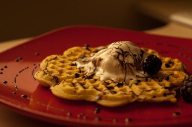 Çilek (kuş üzümü, çilek) ve dondurma ile Belçika waffle