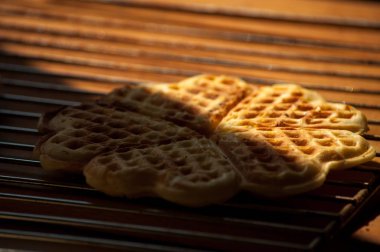 Tahta bir arka planda waffle.