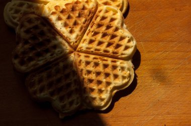 Tahta bir arka planda waffle.