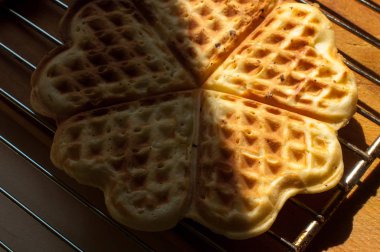 Tahta bir arka planda waffle.