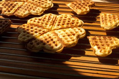 Tahta bir arka planda waffle.