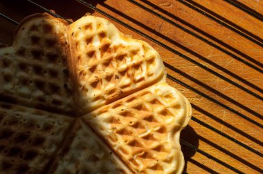 Tahta bir arka planda waffle.