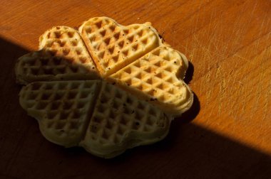 Tahta bir arka planda waffle.