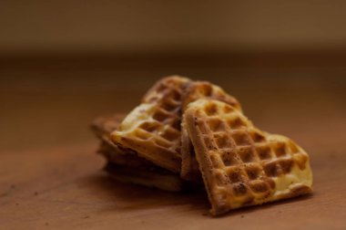 Tahta bir arka planda waffle.