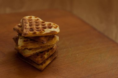Tahta bir arka planda waffle.