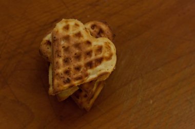 Tahta bir arka planda waffle.