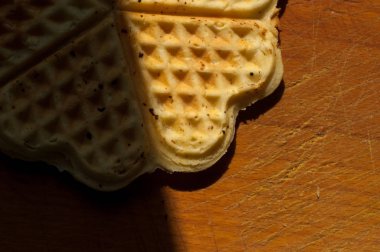 Tahta bir arka planda waffle.