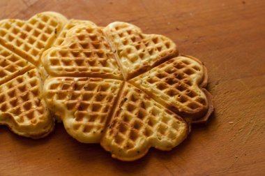 Tahta bir arka planda waffle.