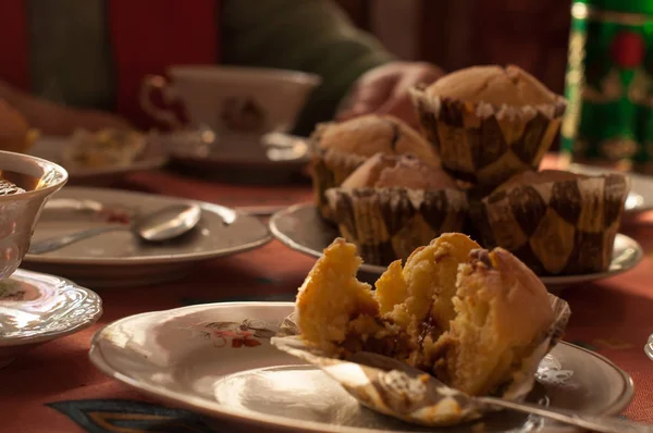 nane vanilyalı kek ile beyaz bir fincan yeşil çay