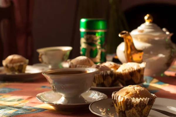 bir bardak çay ile yulaf gevreği ile ev yapımı kurabiye