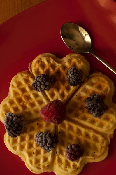 Leckere Waffeln mit Blaubeeren — Stockfoto