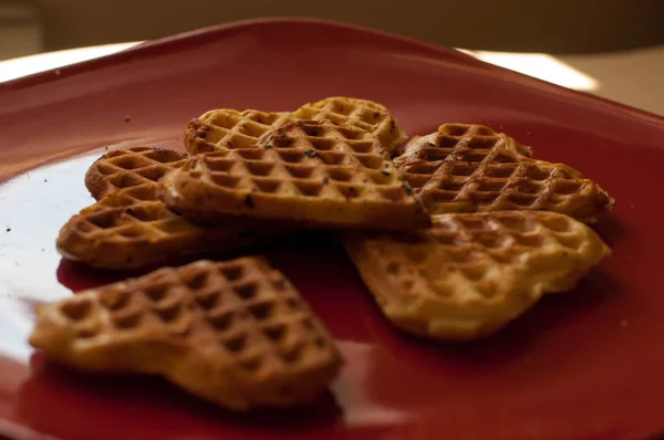 Gebackene Waffeln im Teller auf weißem Hintergrund — Stockfoto