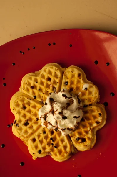 Belgische Waffeln mit Beeren (Johannisbeeren, Erdbeeren) und Eis — Stockfoto