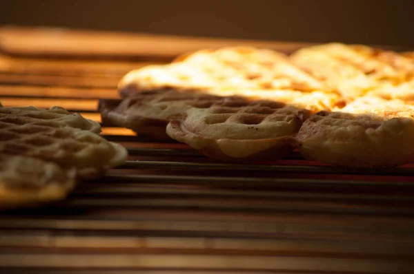 Waffles em um fundo de madeira — Fotografia de Stock